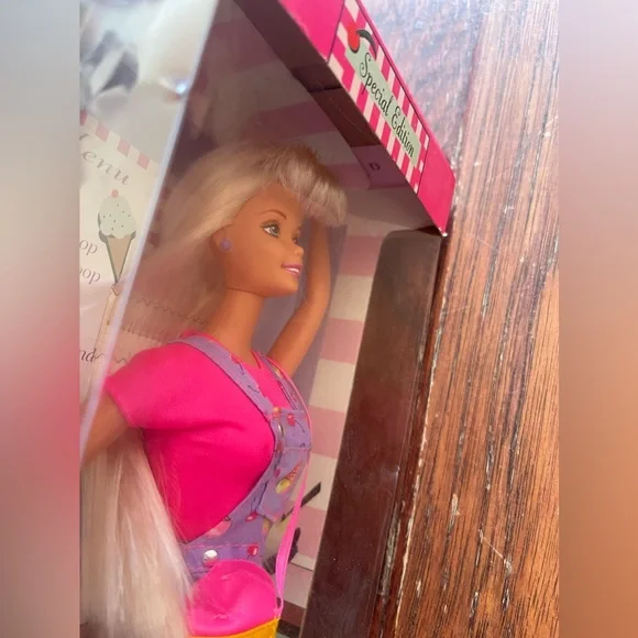 Vintage Special Edition Ice Cream Barbie - 1997 - Picture 3 of 8